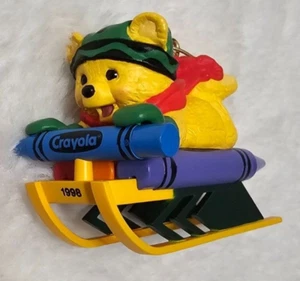 Ornamento Vintage Hallmark 1998 Crayola Crayon Series #10 COLORES BRILLANTES TRINEO - Imagen 1 de 7