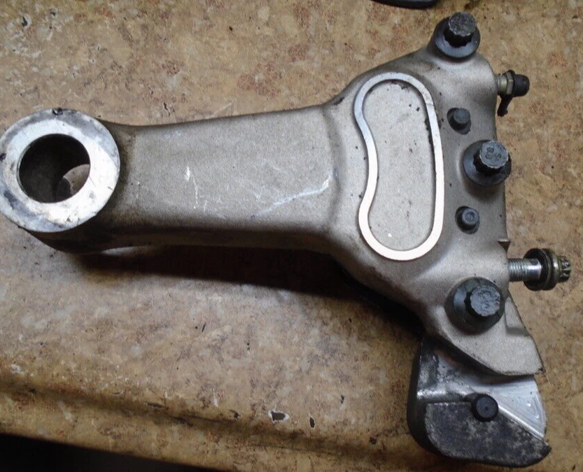 Harley Davidson Road King 2004 FLHR1 pinza de freno de disco trasero, soporte de montaje Foto 1 de 1