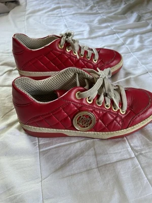 Zapatilla deportiva de cuero roja MOSCHINO logotipo dorado Italia talla 37 EE. UU. 7 se adapta a mujer US6 Foto 1 de 4