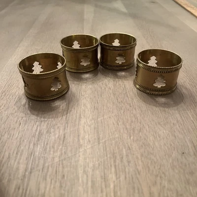 4 Anelli Tovagliolo Albero di Natale Ottone Metallo Ritaglio Vacanze Divertenti - Immagine 1 di 4