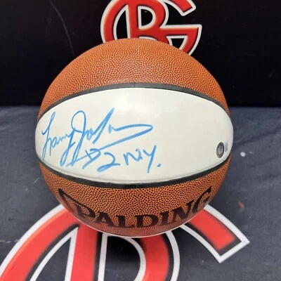Baloncesto Beckett panel blanco autografiado por Larry Johnson de los New York Knicks Foto 1 de 3