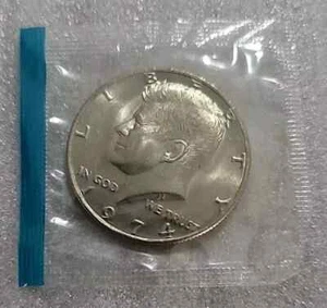 1974-P KENNEDY HALF DOLLAR IN IT'S ORIGINAL MINT CELLO - Picture 1 of 2