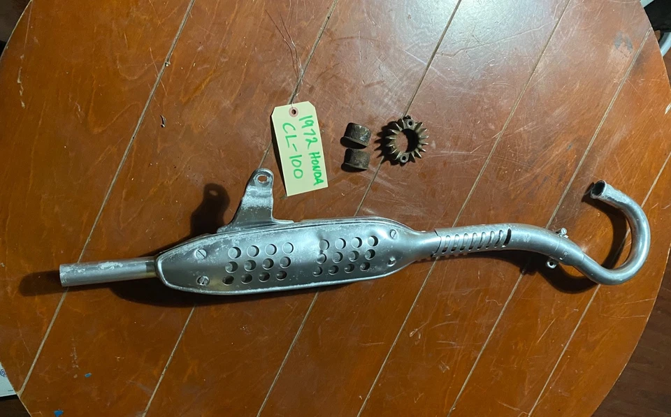 Bonito tubo de escape Honda CL100 1972 y 1973 vintage con accesorios de montaje OEM Foto 1 de 4
