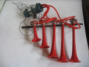 Bocina de aire y compresor Vilem Baan FERRARI MASERATI Coronel Bogey River Kway Kwai - Imagen 1 de 9