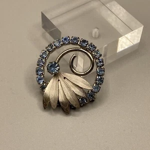 Vintage Lt Blue Prong Set Faceted Rhinestone Fan Brooch Estate Find Unsigned - Picture 1 of 5