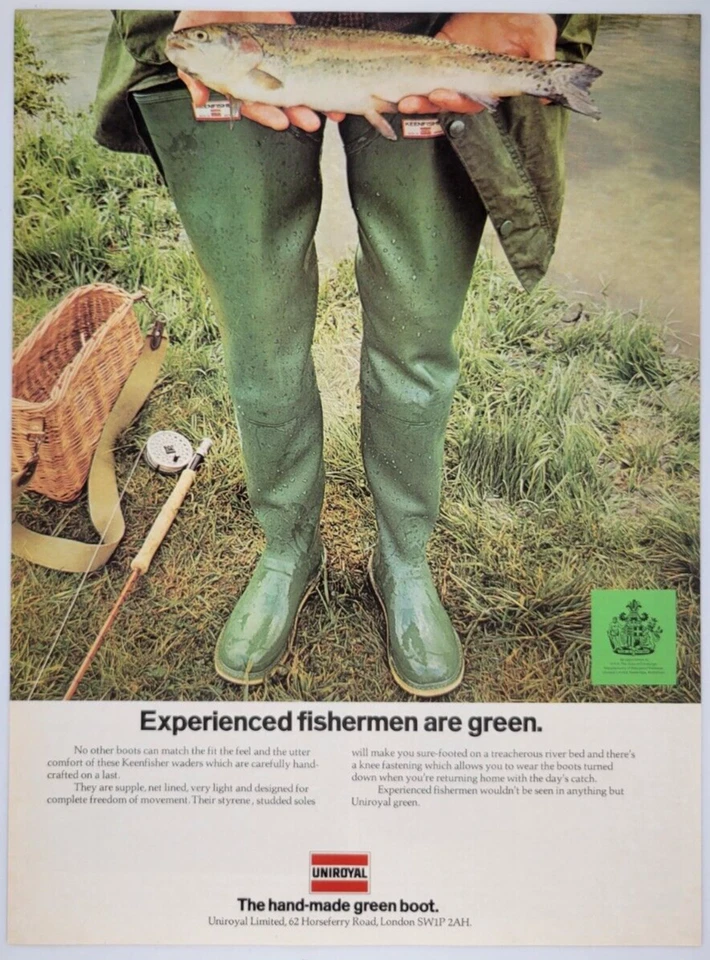 Botas de agua Uniroyal verdes pescadores ilustradas London News 1972 9x12" Foto 1 de 1