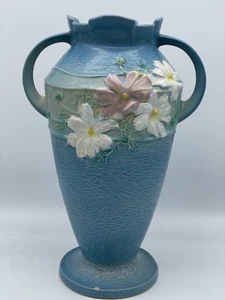 Jarrón Roseville Art Pottery Cosmos Flores 956-12" 2 asas azul LEER CHIP - Imagen 1 de 14
