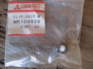 NEW Genuine Mitsubishi Lower Trim Panel Clip MR109839 - Picture 1 of 2