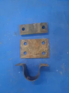 64 DATSUN ROADSTER SPL 310 STEERING COLUMN MOUNT BRACKETS NICE OEM! - Bild 1 von 2