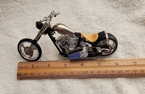 WCC 2203 Diecast Motorrad Maßstab 1:18 - schwarz & hellbraun mit Chrom - Bild 1 von 10