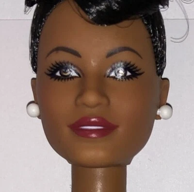 Barbie Ella Fitzgerald Muñeca Curvilínea Conjunto Joyería Blanco Imitación Perla Pendientes Foto 1 de 3