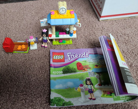 Lego Friends 41098 Emma's Tourist Kiosk Mostly Complete