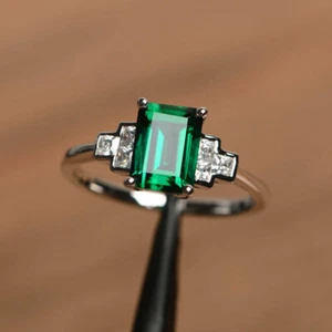 Anillo de compromiso solitario de diamantes verde esmeralda de 2,20 quilates para mujer acabado en oro blanco - Imagen 1 de 6