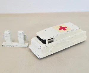 Vintage Midgetoy Druckguss weißer Krankenwagen plus weiße Zapfsäule - Bild 1 von 6