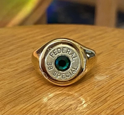 Anillo Federal 38 Especial Latón Carcasa Bala Oro Talla 8 Con Cristal Verde Foto 1 de 4