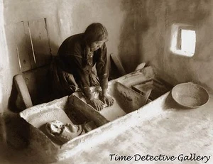 Hopi donna indiana che macina mais, Arizona - 1911 - Stampa fotografica storica - Foto 1 di 1