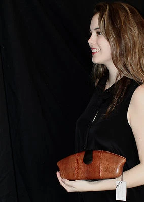 TIMMY WOODS BOLSA DE OMBRO DE COURO EM RELEVO PELE DE COBRA NOVA COM ETIQUETAS TABACO BRO - Imagem 1 de 4