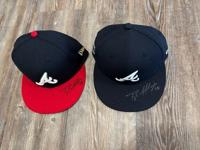 Sombreros firmados por Tyler Matzek Bravos Serie Mundial 2021 Oro y Jackie Robinson Día MLB Foto 1 de 4