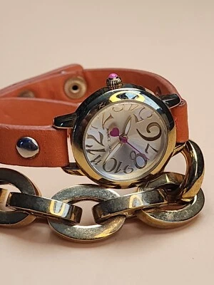 Reloj BETSEY JOHNSON Correa Envolvente Tono Naranja y Dorado Cadena Cuero ¡ENVÍO GRATUITO DE $! Foto 1 de 4