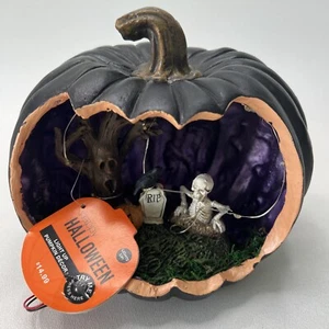 Calabaza de resina negra Walgreens - Escena de cementerio iluminada - 7" H 2021 Halloween - Imagen 1 de 9