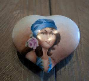 Keramik 3 Zoll handbemalt herzförmig Schmuck Deckelschale Flapper Mädchen blau - Bild 1 von 3