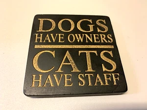 4x4 Hunde haben Besitzer Katzen haben Stab Harz Kaffeetasse Untersetzer Schild Wandhalterung - Bild 1 von 4