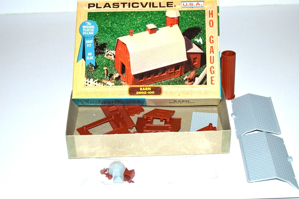 Plasticville Building #2602-100 Red Barn w/Box - Image 1 of 1
