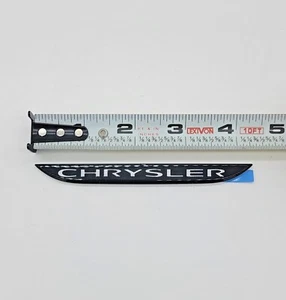2012-20 CHRYSLER 300 EMBLEMA DE REJILLA PLACA DE IDENTIFICACIÓN INSIGNIA FABRICANTE DE EQUIPOS ORIGINALES MOPAR GENUINO 68088468AA - Imagen 1 de 4