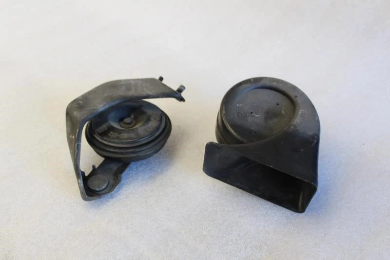 1997 1998 1999 2000 2001 PAR DE BUZINAS LEXUS ES300 86520-33080 86510-33110 - Imagem 1 de 4