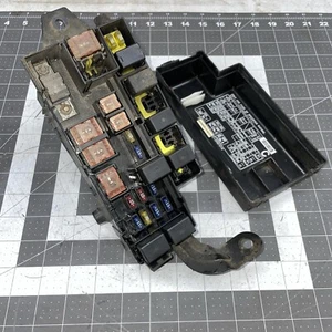 2000 2001 Subaru Outback 2.5L OEM Under Hood Fuse Relay Box 82231AE01A OEM - Picture 1 of 9