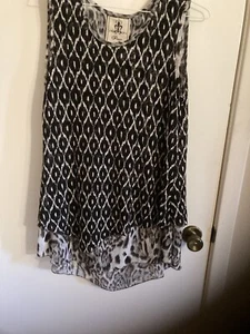 Fleur de lis Women’s Black White Animal Tunic Sleeveless Top Size Medium! - Picture 1 of 6
