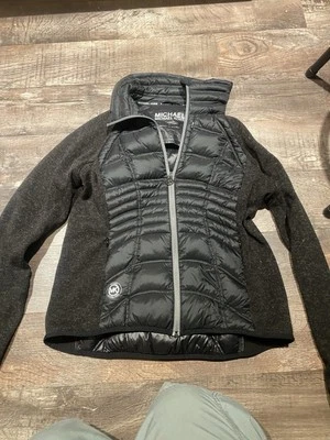 Chaqueta acolchada activa manga tejida negra Michael Kors para mujer grande atletismo Foto 1 de 4