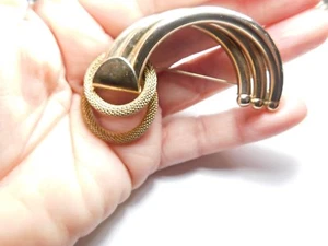 Broche abstracto modernista de malla arqueada firmado por Kramer Nueva York tono dorado vintage - Imagen 1 de 4