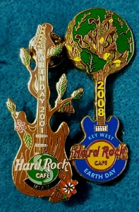 LOTE DE 2 PINES GUITARRA Hard Rock Café Key West & Miami Earth Day 2001 2008 Tree Planet - Imagen 1 de 1