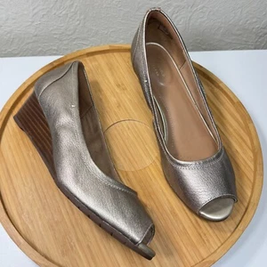 Clarks Artisan Vendra Daisy Wedge Heel Sandals 8.5 Gold Leather Peep Toe Pumps - Picture 1 of 10