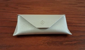 Custodia occhiali da sole Kendra Scott a scatto 6,5 x 3 design argento chiaro nuova  - Foto 1 di 6