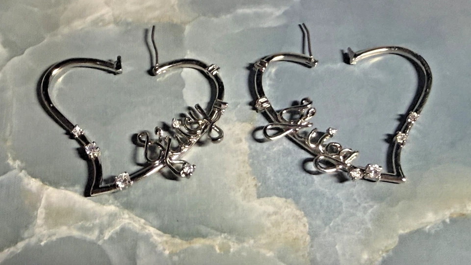 Brincos de argola de coração com strass assinatura prata Juicy Couture - Caixa JC - Imagem 1 de 4