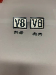 65 66 Pontiac Beaumont Canso Guardabarros V-8 Emblemas Par # 5737239.  Envío gratis - Imagen 1 de 2