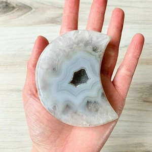 Großer Quarzkristall Geode Mond: 6,9 Unzen (196 g), 3,3" langer polierter Gesichtsstein - Bild 1 von 9