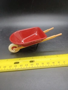 De Colección Radio Flyer Miniatura Rojo Carretilla Decoración Exhibición Jardinera con Bolsa de Hormigón - Imagen 1 de 9