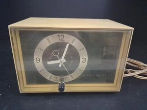 Vintage 70s General Electric AM Clock Radio Beige Analog Art Deco Decor Tested - Picture 1 of 8