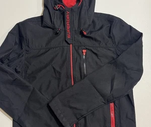 Superdry Jacke Herren Gr. L schwarz rot Windtrekker Kapuze Windbreaker Outdoor - Bild 1 von 11