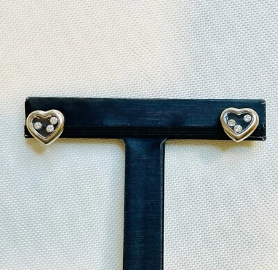 Aretes con corazón de diamantes felices flotantes Chopard en oro blanco de 18 quilates Foto 1 de 4