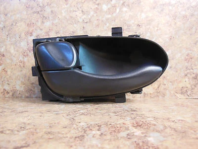 MANIJA INTERIOR PUERTA TRASERA DELANTERA IZQUIERDA NISSAN MAXIMA NEGRO Foto 1 de 4