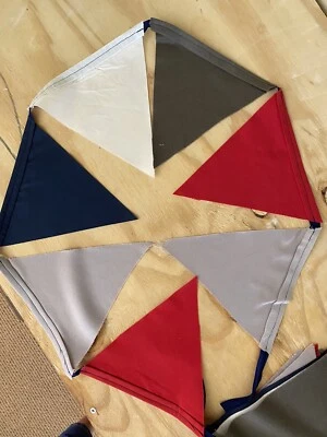 Guirnalda hecha a mano bandera banderín 12 pies azul marino, rojo, crema, gris oscuro, decoración gris claro  Foto 1 de 2