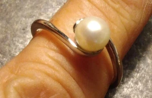 Anillo de cóctel ondulado de perlas de agua dulce de plata estampado AVON ESTERLINA talla 7 solitario - Imagen 1 de 15