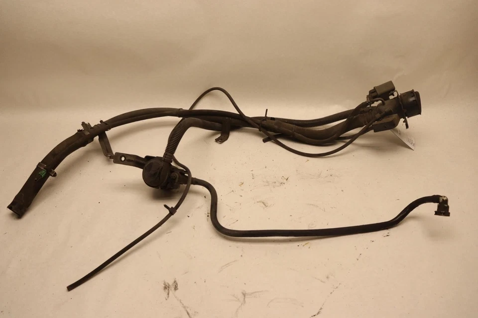 Tubo de manguera de cuello de llenado tanque de combustible Cadillac Escalade 2015-2016 OEM Foto 1 de 4