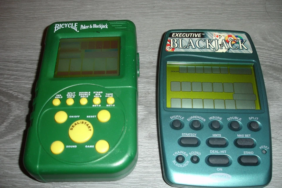 2 jogos eletrônicos portáteis Executive Blackjack 03/ Bicicleta Poker & Blackjack 04 - Imagem 1 de 1