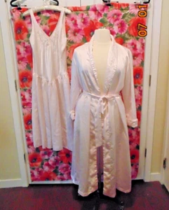 De Colección Bata y Camisón Maryanne Rosa Satén Sedoso Bordado Talla Pequeña/Mediana? Leer - Imagen 1 de 11