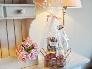 Geschenkkorb / Präsentkorb mit Rosen - Delikatessen befüllt - 
